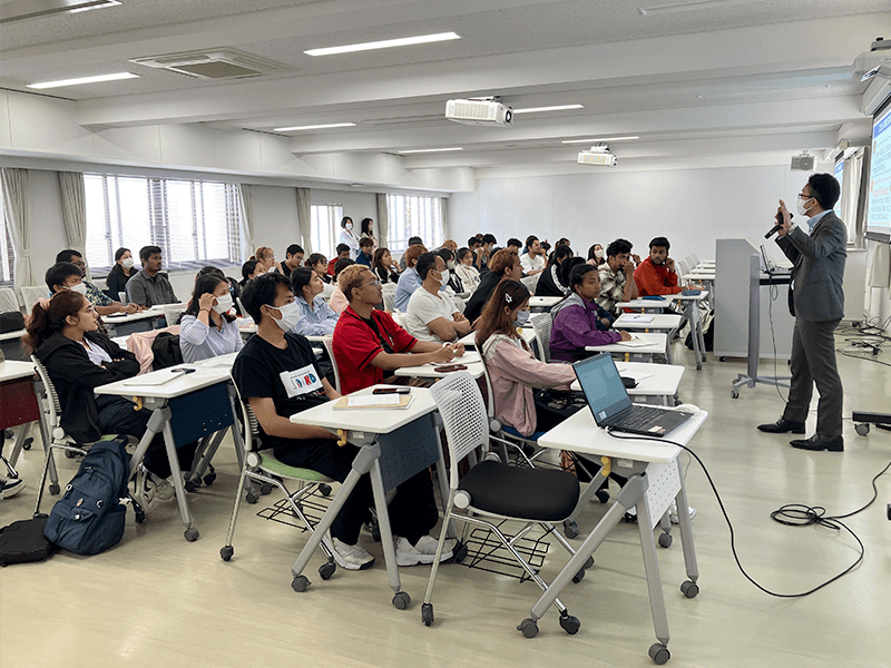 四国大学の授業にて外国人留学生への講義を担当