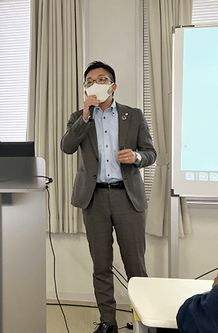 四国大学の授業にて外国人留学生への講義を担当